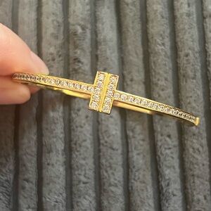 Elegant Gold Bracelet with Crystal Accents